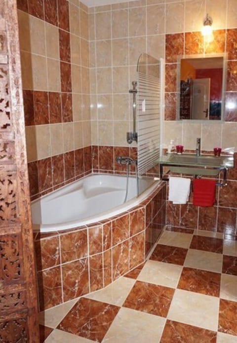 Deluxe Room | Bathroom | Shower, hydromassage showerhead, free toiletries, hair dryer