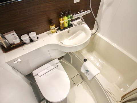 Combined shower/tub, deep soaking tub, free toiletries, hair dryer