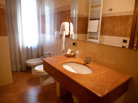 Basic Single Room | Bathroom | Free toiletries, bathrobes, bidet, towels