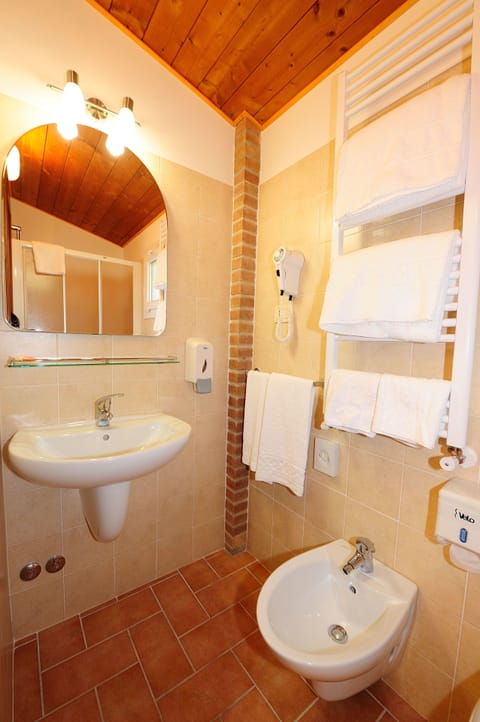 Triple Room | Bathroom | Shower, rainfall showerhead, free toiletries, hair dryer