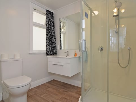 Queen Room, 1 Bed with Ensuite | Bathroom | Shower, hair dryer, towels