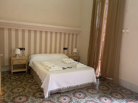 Double Room | In-room safe, individually decorated, soundproofing, free WiFi
