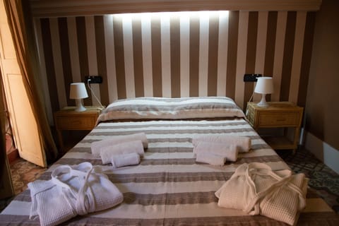 Double Room | In-room safe, individually decorated, soundproofing, free WiFi
