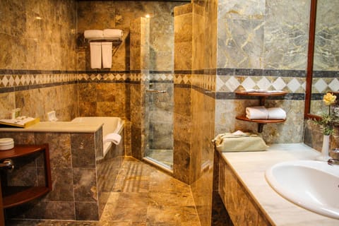 Executive Suite | Bathroom | Combined shower/tub, free toiletries, hair dryer, slippers