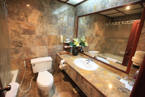 Junior Suite | Bathroom | Combined shower/tub, free toiletries, hair dryer, slippers