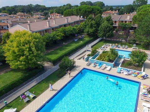 Water, Plant, Property, Building, Swimming Pool, Tree, Green, Urban Design, Architecture, Grass