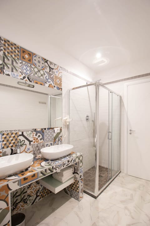 Superior Double Room, Sea View | Bathroom | Shower, hair dryer, bidet, towels