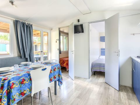 Room, Property, Furniture, Building, Real Estate, Interior Design, Floor, House, Table, Ceiling