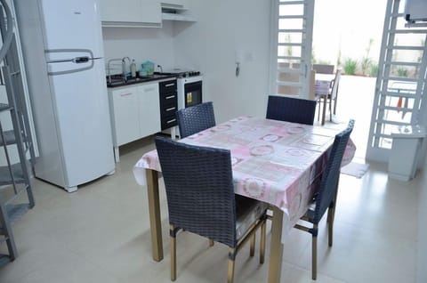 Family House (Lado direito) | Private kitchen | Fridge, microwave, cookware/dishes/utensils