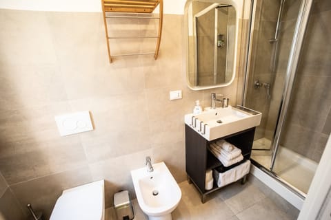 Deluxe Double or Twin Room (2) | Bathroom | Shower, hair dryer, bidet, towels