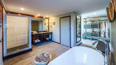 Luxury Suite | Bathroom | Separate tub and shower, deep soaking tub, free toiletries, hair dryer