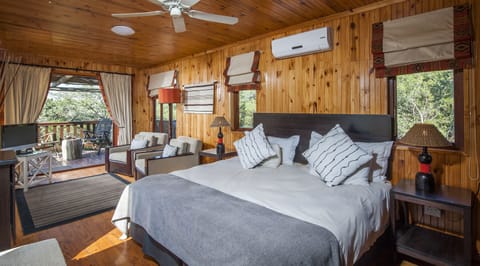 Main Lodge 1 Bedroom Chalet  | Desk