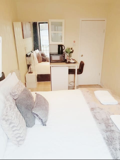 Classic Double or Twin Room, Shared Bathroom