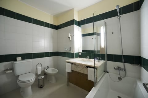 Combined shower/tub, free toiletries, hair dryer, bidet