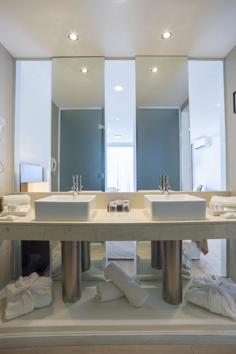 Studio Suite | Bathroom | Bathtub, free toiletries, hair dryer, bidet