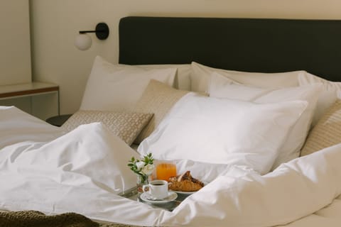 Individually furnished, WiFi, bed sheets, alarm clocks