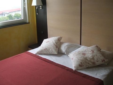 Economy Double Room | 1 bedroom, premium bedding, in-room safe, desk