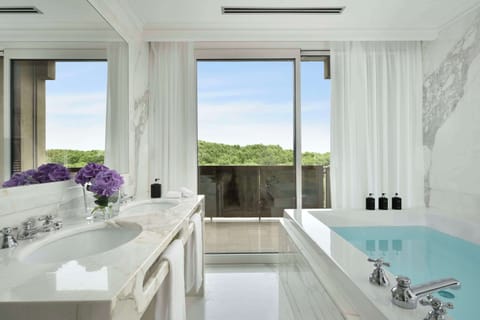 Suite, Park View, Corner | Bathroom | Eco-friendly toiletries, hair dryer, bathrobes, bidet