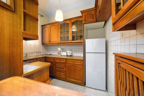 Standard Apartment | Private kitchen | Full-size fridge, oven, stovetop, coffee/tea maker