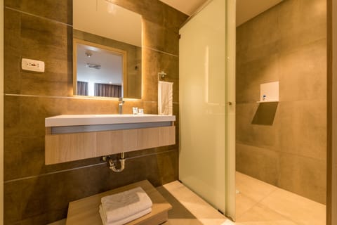 Superior Double Room, Non Smoking | Bathroom | Shower, rainfall showerhead, free toiletries, hair dryer