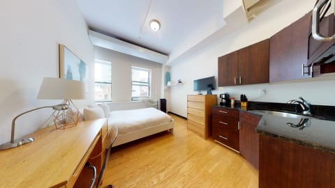 Deluxe Studio | Desk, iron/ironing board, free WiFi, bed sheets