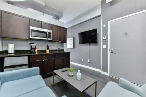 Deluxe Apartment | Private kitchen | Fridge, microwave, coffee/tea maker, toaster