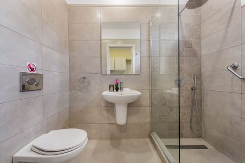 Comfort Studio (Triple) | Bathroom | Shower, hair dryer, towels, soap