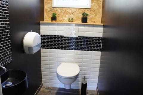 Shower, towels, shampoo, toilet paper