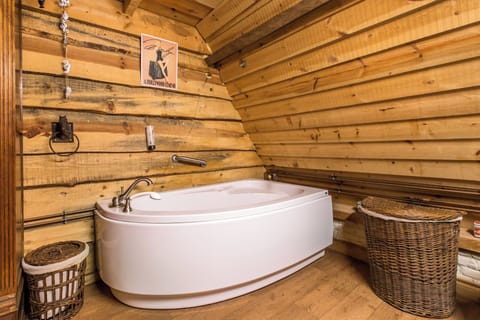 Studio | Bathroom | Free toiletries, hair dryer, bathrobes, towels