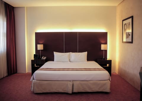 Executive Suite | In-room safe, desk, free WiFi, bed sheets