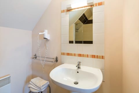 Twin Room | Bathroom | Rainfall showerhead, free toiletries, hair dryer, towels
