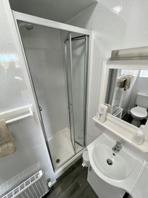 Standard Double Room | Bathroom | Shower, free toiletries, hair dryer, towels