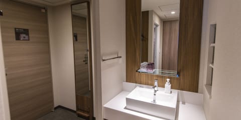 Corner Twin Room A Non smoking | Bathroom | Free toiletries, hair dryer, slippers, bidet