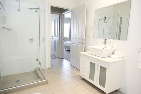 Two Bedroom Apartment | Bathroom amenities | Free toiletries, hair dryer, towels, soap