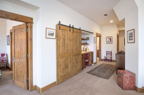 Arrowhead 5 bed house w/ skier shuttle to lift