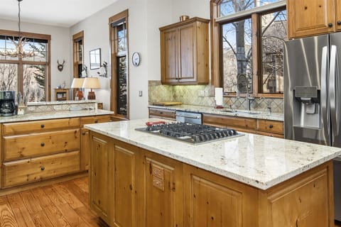 Arrowhead 5 bed house w/ skier shuttle to lift