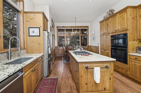 Arrowhead 5 bed house w/ skier shuttle to lift