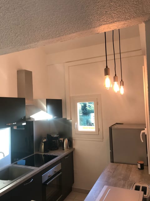 Microwave, toaster, fridge/freezer and dishwasher.