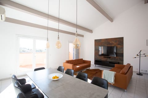 Plenty of space for all the family to dine, relax and enjoy