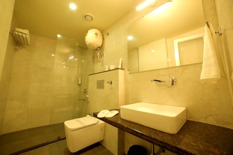 Premium Room | Bathroom | Shower, free toiletries, towels