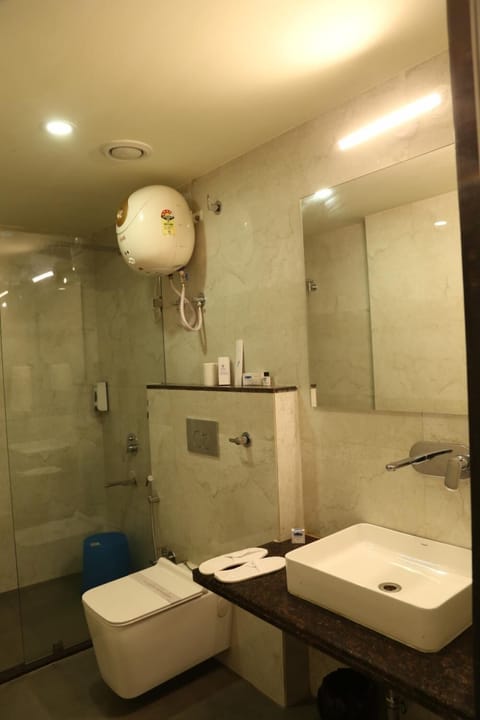 Suite | Bathroom | Shower, free toiletries, towels