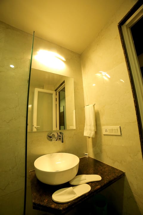 Classic Room | Bathroom | Shower, free toiletries, towels