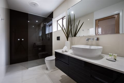 Executive Queen Room | Bathroom | Separate tub and shower, towels