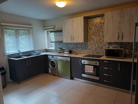 Mount Royal 02 Large 3 Bed Ground Floor | Private kitchen | Full-size fridge, microwave, oven, electric kettle