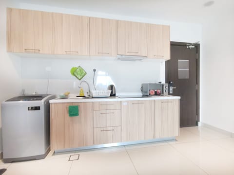 D' Willow Suite (B31-11) | Private kitchenette | Fridge, microwave, stovetop