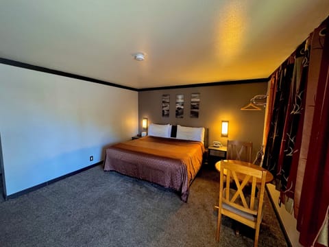 Royal Room, 1 King Bed, Non Smoking, Private Bathroom | Premium bedding, pillowtop beds, individually furnished, desk