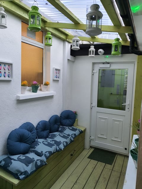 City Shared Dormitory (Sleeps 15) | Free WiFi, bed sheets