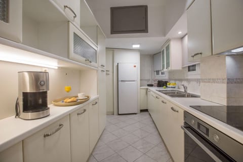 Apartment, 3 Bedrooms | Private kitchen | Fridge, oven, stovetop, dishwasher