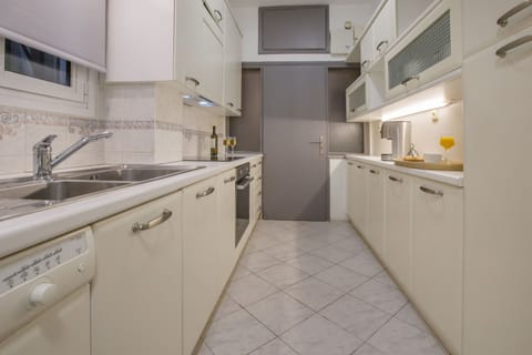 Apartment, 3 Bedrooms | Private kitchen | Fridge, oven, stovetop, dishwasher