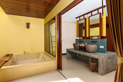 Family Room | Bathroom | Separate tub and shower, rainfall showerhead, designer toiletries